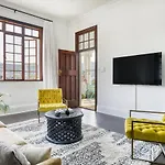 Secure & Central: Villa With Views Of Table Mountain