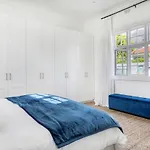 Secure & Central: Villa With Views Of Table Mountain